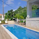Villa Olive Green